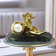 На память: Настольные часы со скульптурой девушки из бронзы и змеевика — фотография 1