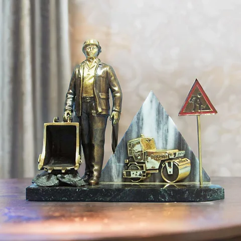 Подарочный бронзовый сувенир «Работник ДРСУ 2»