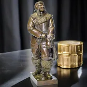Бронзовая композиция «Полярный лётчик» — оригинальный подарок — фотография 1