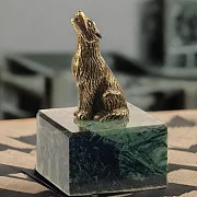 Бронзовая статуэтка «Воющий волк» на змеевике — оригинальный подарок — фотография 1