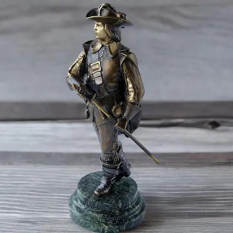 Статуэтка «Мушкетер» из бронзы на змеевике — красивый подарок