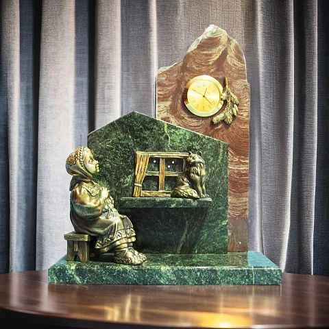 На память: Настольные часы «Дарёнка» со змеевиком и лемезитом
