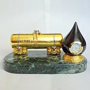 На память: Часы «Капля нефти и цистерна» с бронзой и змеевиком — фотография 2