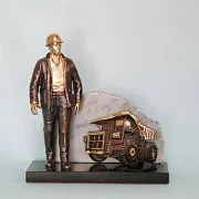 Бронзовая статуэтка «Карьерный рабочий 1» — красивый подарок — фотография 2
