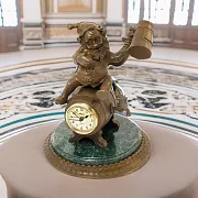 На память: Настольные часы с гномом на пивной бочке — фотография 1