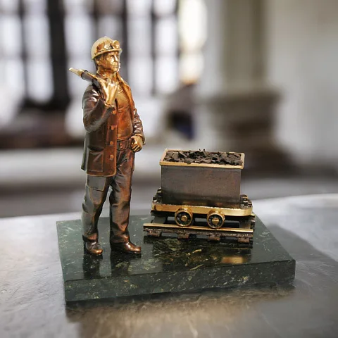 На память: Бронзовый сувенир «Шахтеру в подарок» на змеевике