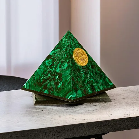 Пирамида «Всевидящее око» из малахита — необычный подарок